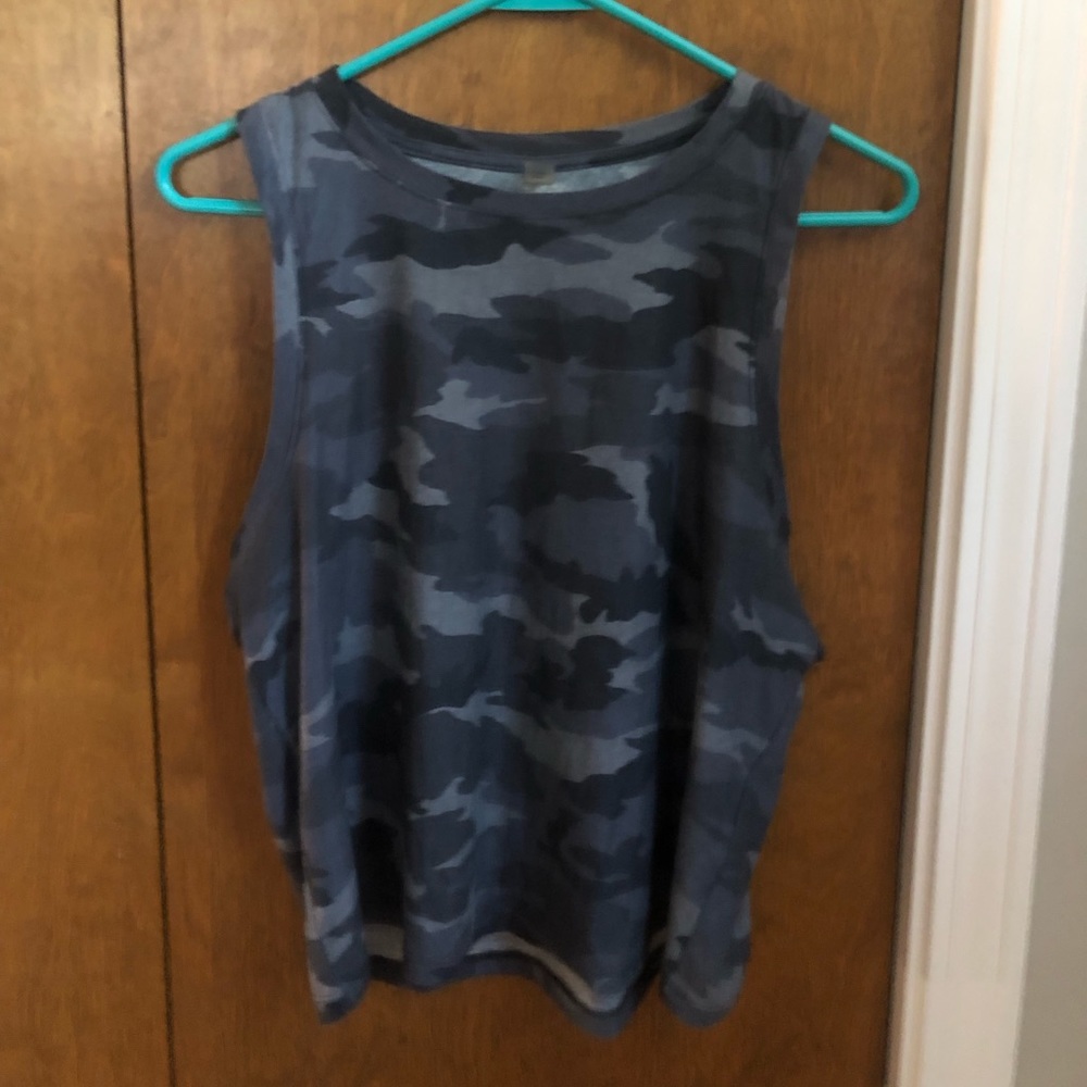 Beyond Yoga gray camo tank size small. EUC